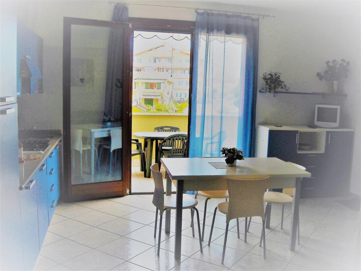 Hotel Apartments Villaggio Dei Fiori 4 Stars Luxury - Great Family Resort - Pet Friendly - With Hypermarket - Delivery Restaurant-Pizzeria - Room Breakfast With Supplement - Ultra Fast Wi-Fi - Play Area For Children - Olympic Swimming Pool - Parking กาออร์เล ภายนอก รูปภาพ
