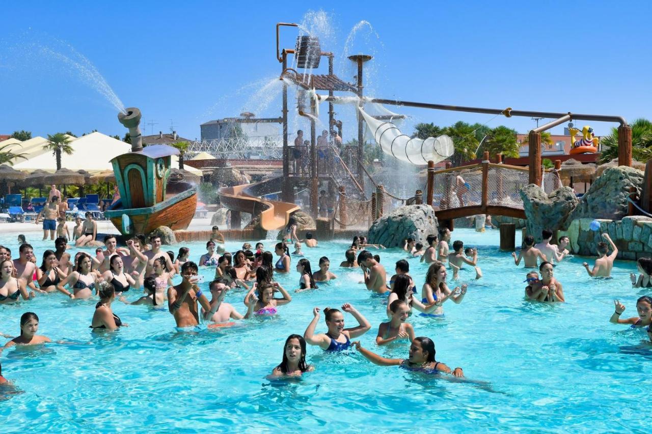 Hotel Apartments Villaggio Dei Fiori 4 Stars Luxury - Great Family Resort - Pet Friendly - With Hypermarket - Delivery Restaurant-Pizzeria - Room Breakfast With Supplement - Ultra Fast Wi-Fi - Play Area For Children - Olympic Swimming Pool - Parking กาออร์เล ภายนอก รูปภาพ