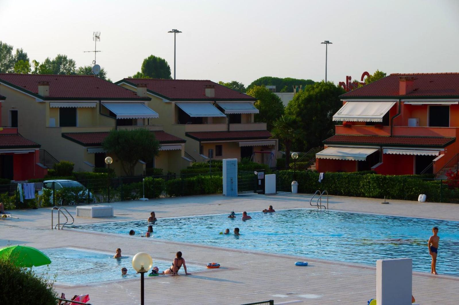 Hotel Apartments Villaggio Dei Fiori 4 Stars Luxury - Great Family Resort - Pet Friendly - With Hypermarket - Delivery Restaurant-Pizzeria - Room Breakfast With Supplement - Ultra Fast Wi-Fi - Play Area For Children - Olympic Swimming Pool - Parking กาออร์เล ภายนอก รูปภาพ
